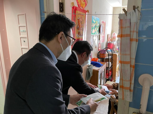 Sham Shui Po District Office distributes anti-epidemic items received from Central Government to singleton elderly at Shui Tin House of Pak Tin Estate2